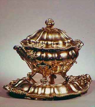Terrin, melonformet, med granatæblefinal, påsat gadroneret kant og bladformede håndtag, af Garrards, London, 1847 (sølv) af English School
