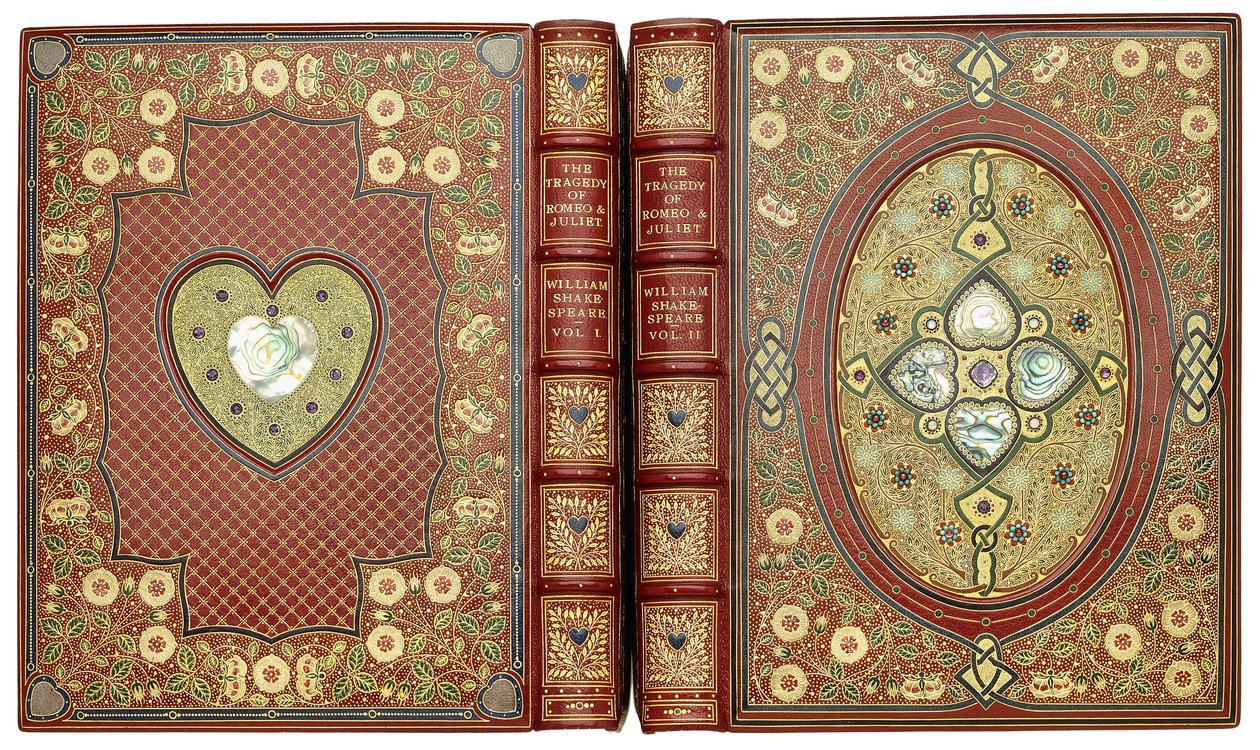 Øvre og nederste coversæt, med hjerte- og blomsterdesign, ca. 1920 af English School