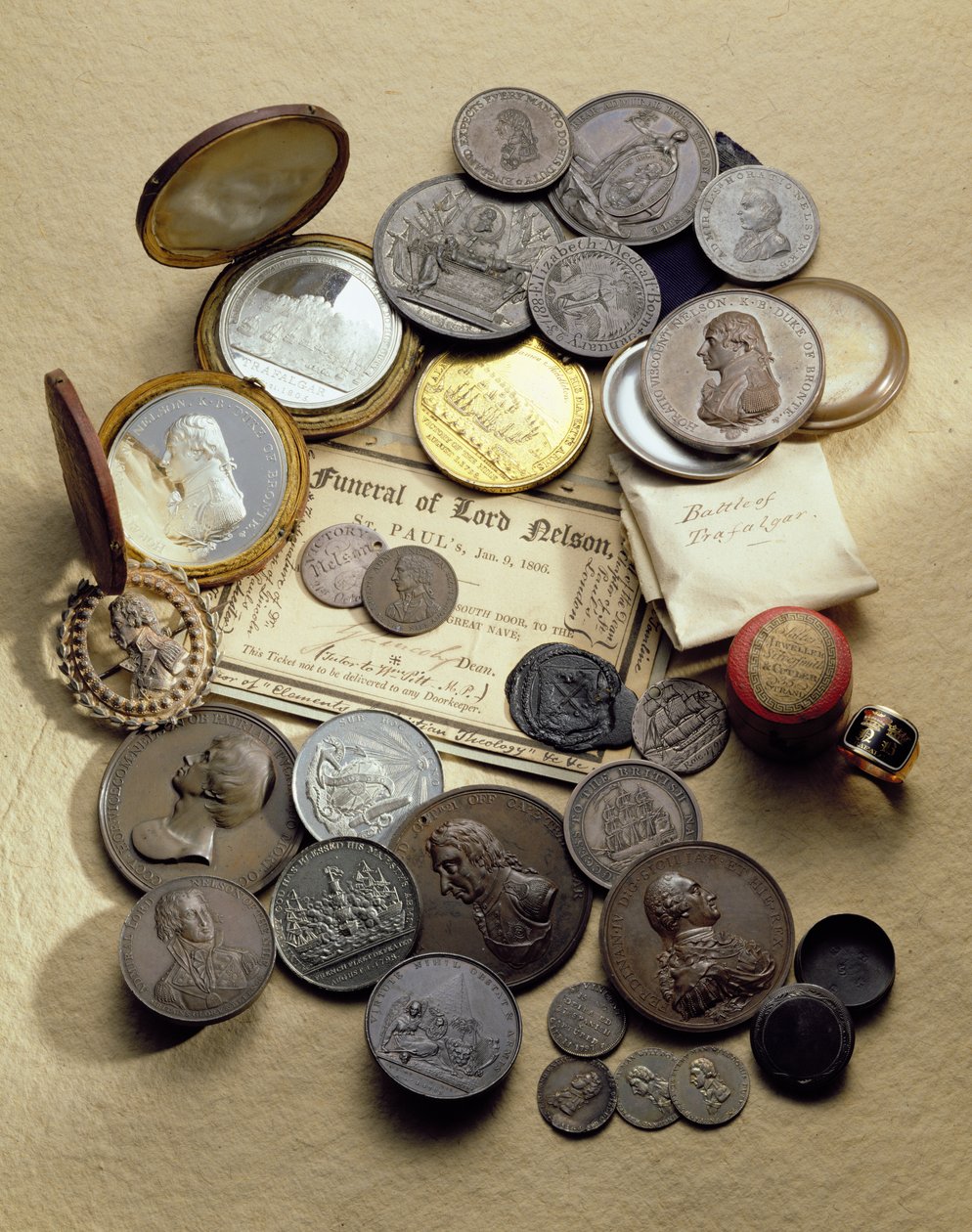 Forskellige medaljer og artefakter relateret til admiral Lord Nelson, 1798-1806 af English School
