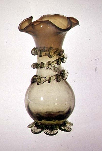 Vase med påsat og knibet dekoration, slutningen af 1800-tallet (vaselineglas) af English School