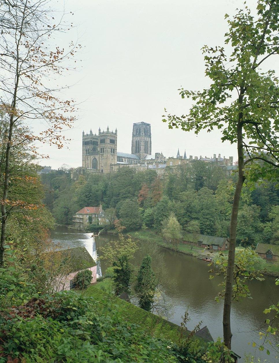 Udsigt over Durham Cathedral over floden Wear, påbegyndt 1093 af English School