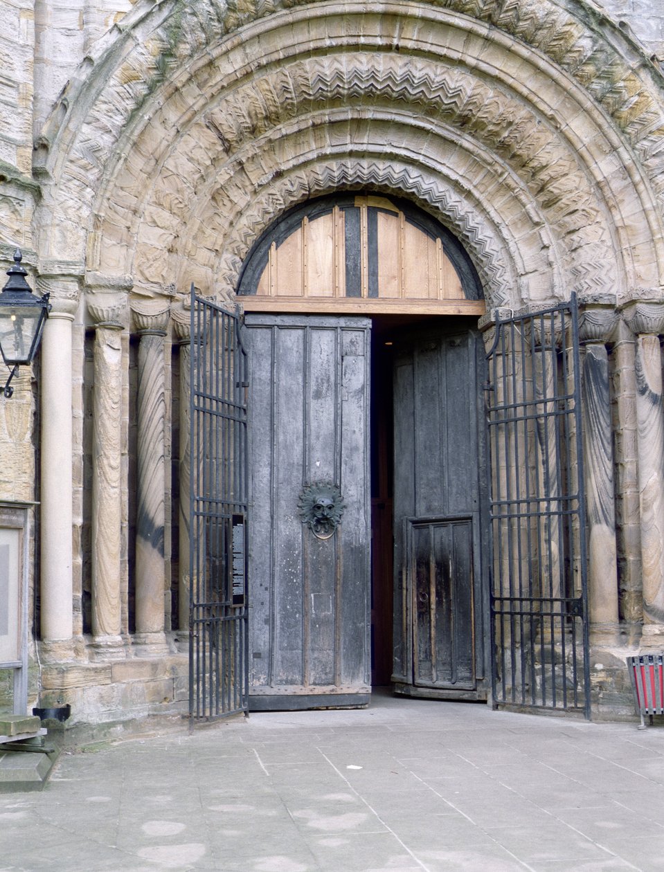 Udsigt over norddøren til Durham Cathedral (foto) af English School