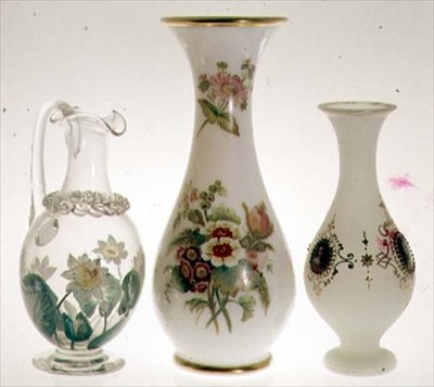 Vandkande, dekoreret med åkander i keramisk maling beklædt med krystal, af Henry G. Richardson, midten af det 19. århundrede; to opalglasvaser af Henry G.Richardson, slutningen af det 19. århundrede; opal glasvase med emaljemaleri, slutningen af 1800-talle af English School