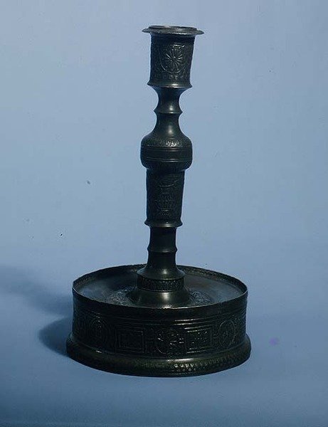 William Grainger lysestage med reliefstøbt dekoration, dateret 1616 (tin) af English School