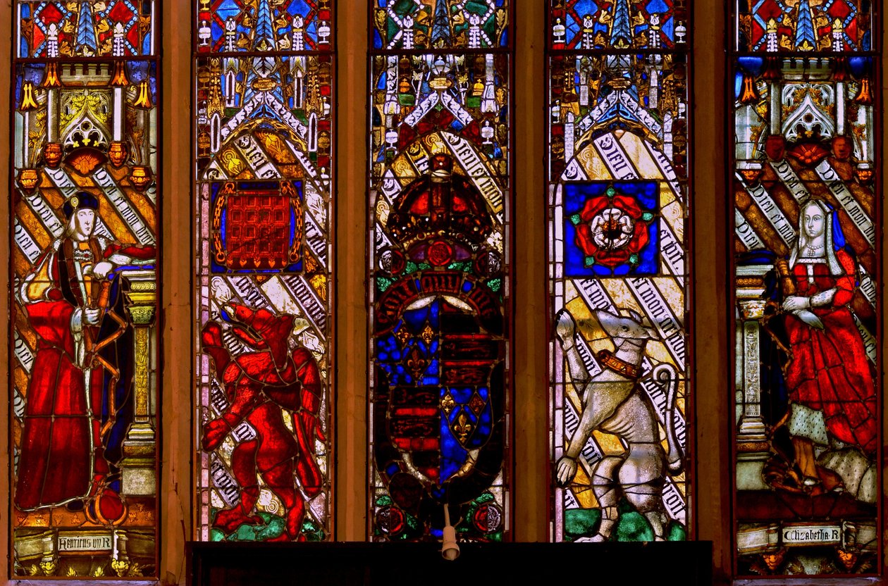 Window Ew viser våben af Henry VII og Elizabeth af York med tilhængere af English School