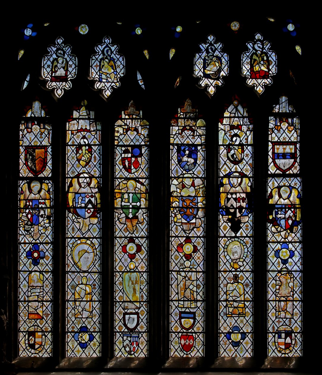 Window St Nectan Chapel Sw forestillende engle med våbenskjolde; nulstil engle, hoveder og rundeller. de fire evangelister symboler af English School