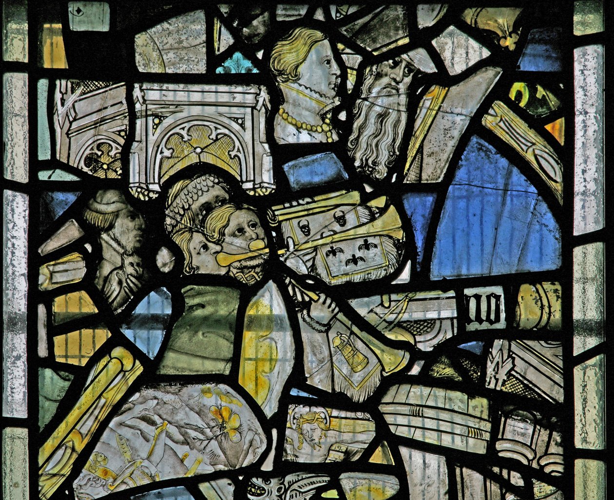 Window s3, der viser detaljer, omfatter trompetister, fragmenter fra en korsfæstelsesscene, hoveder og arkitektoniske detaljer af English School