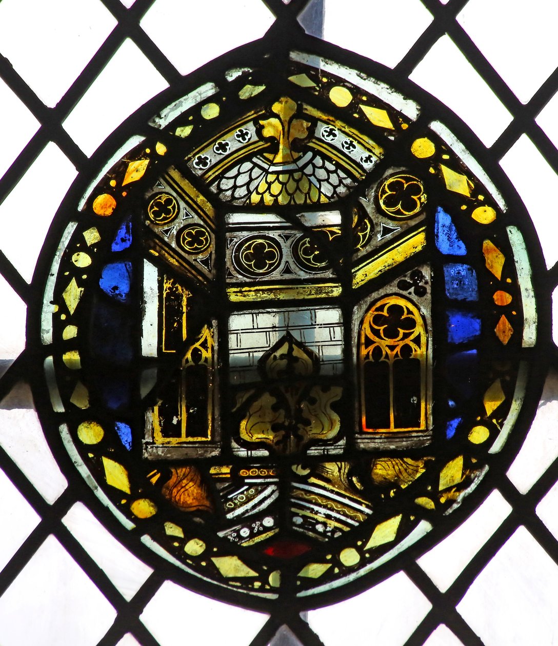 Vindue s4 viser et skjold med arkitektoniske detaljer af English School
