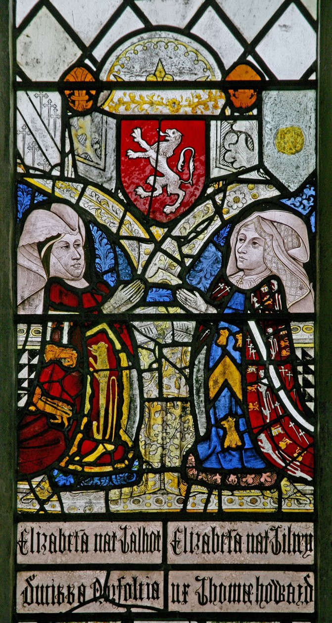 Vindue w1 viser Elizabeth Talbot, hertuginde af Norfolk og Elizabeth Tilney, grevinde af Surrey med Mowbray-familiens våbenskjold ovenfor af English School