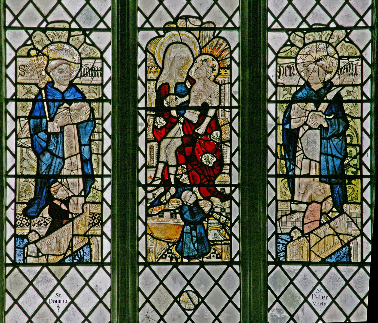 Vindue w4, der viser Pietaen med St. Dominic og St. Peter Martyr: små donorfigurer af English School