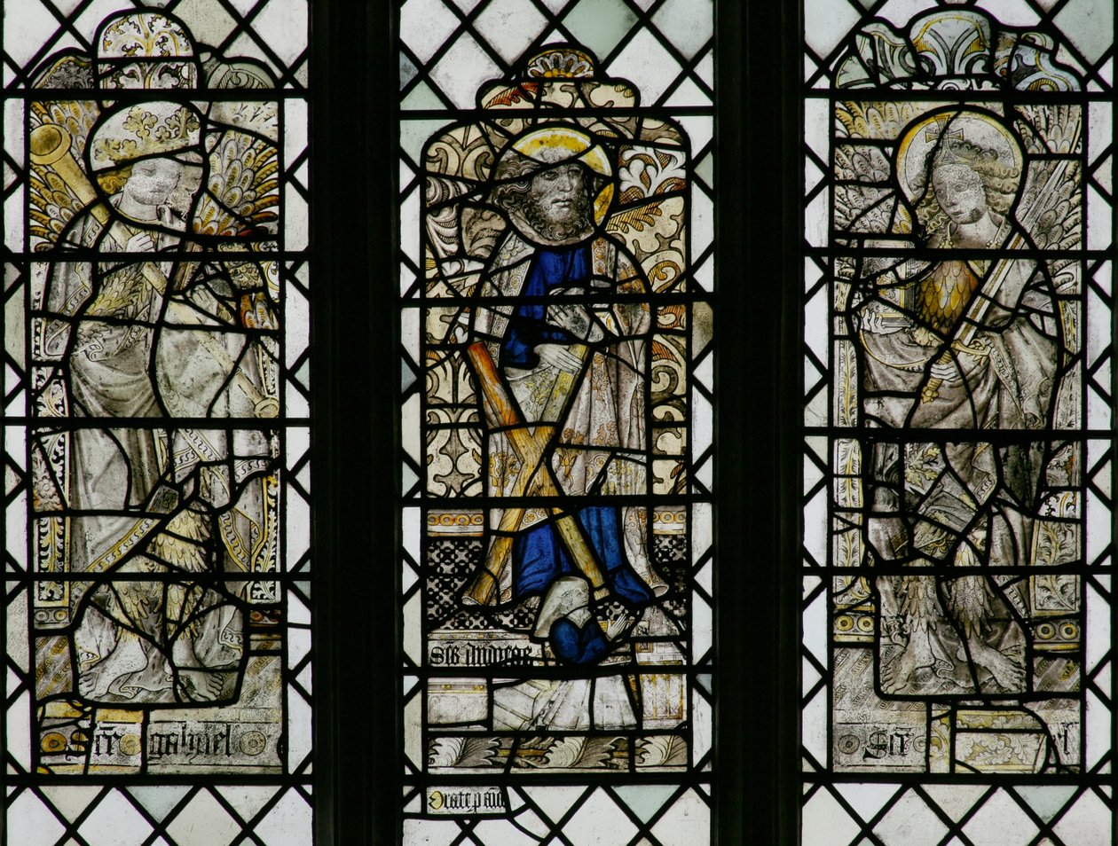 Vindue w8 viser St. Andrew, St. Gabriel, St. Raphael af English School