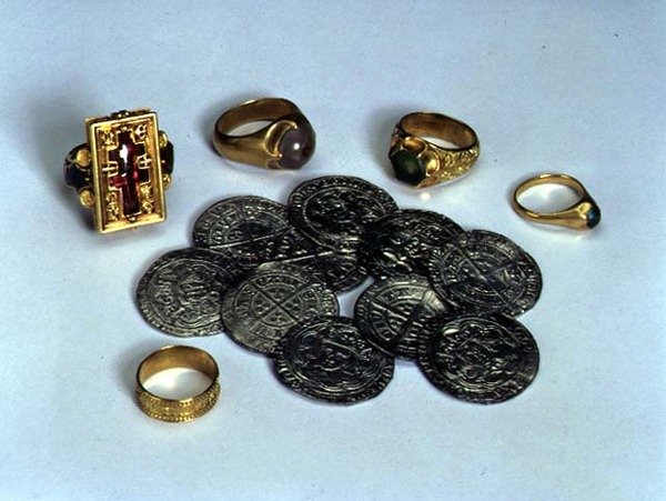 Ringe fra Thame Hoard og ti sølvgryn fundet i Themsen, terminaldato 1457 af English School English School