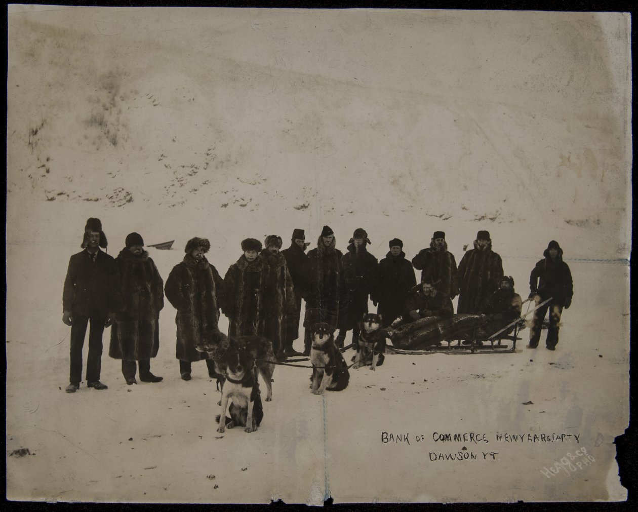 Canadian Bank of Commerce New Years Party, Dawson, Y.T., valokuvaaja, Hegg & Co., päivätty (m/w kuva) af Eric A. Hegg