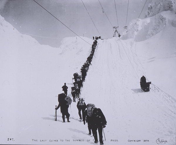 The Last Climb to the Summit of Chilcoot Pass på grænsen mellem Canada og USA af Eric A. Hegg