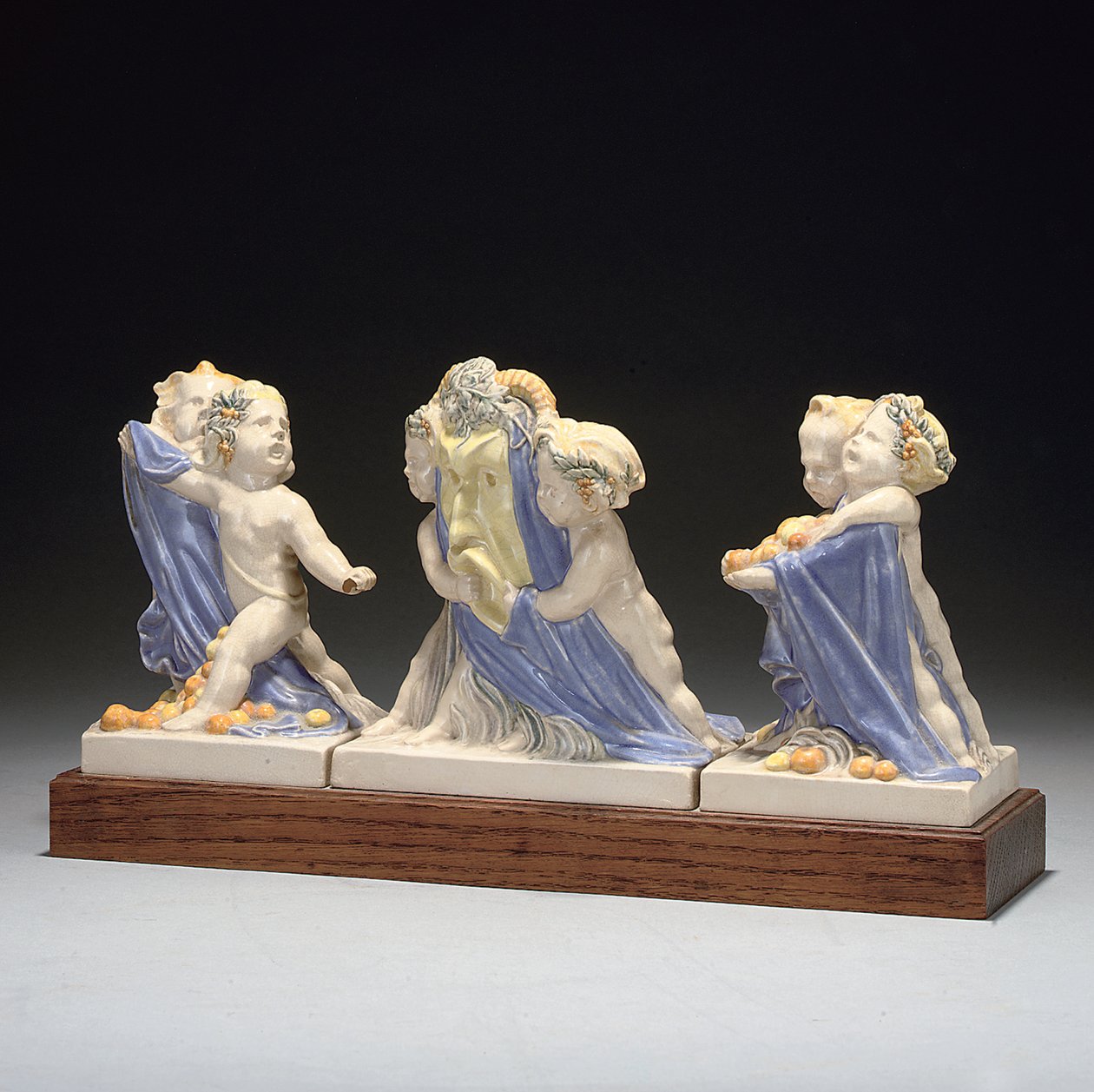 Tredelt figurgruppe på sokkel af Eric Bradbury