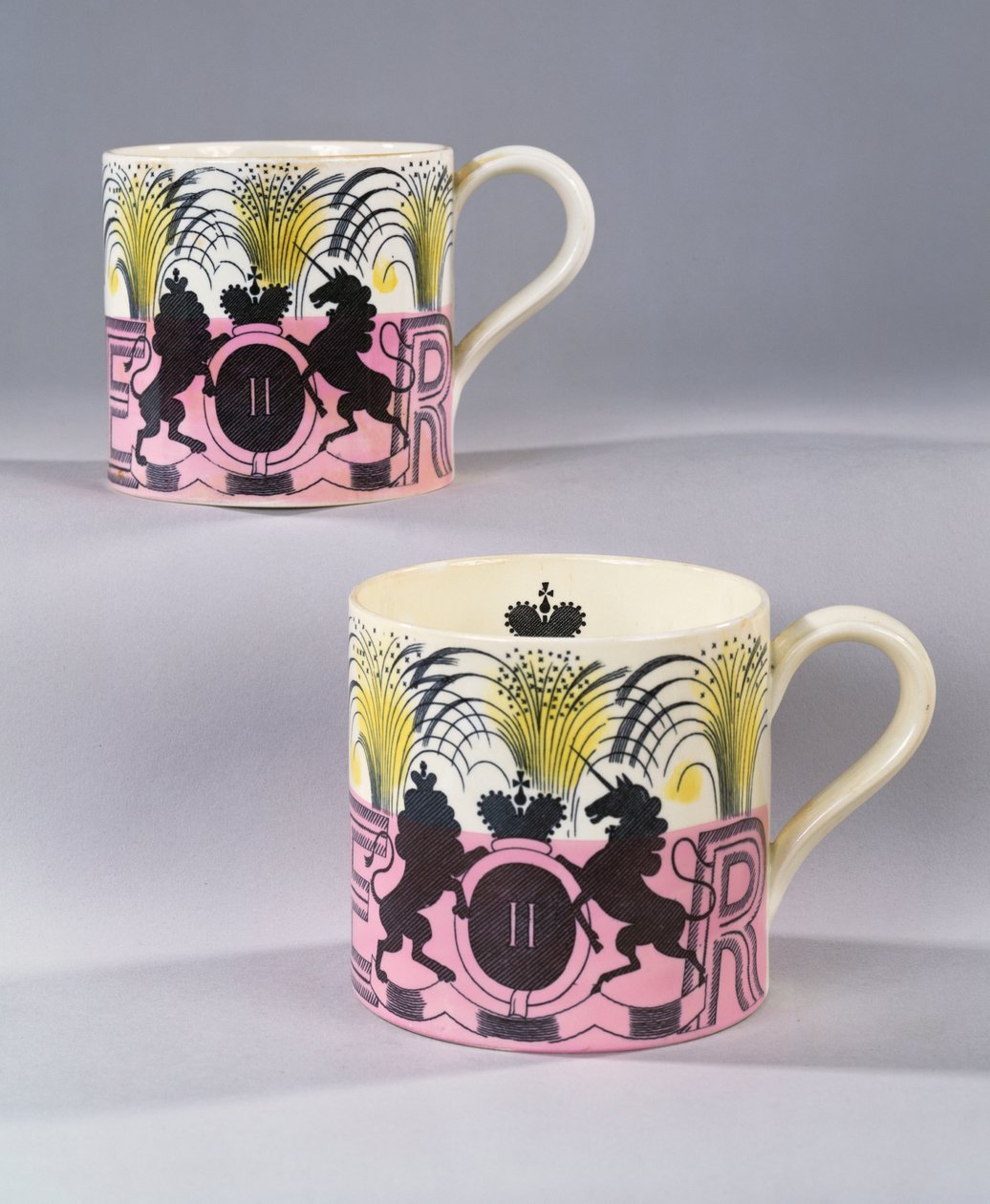 Et par Wedgewood-krus til minde om kroningen af Hendes Majestæt Dronning Elizabeth II, 1953 af Eric Ravilious