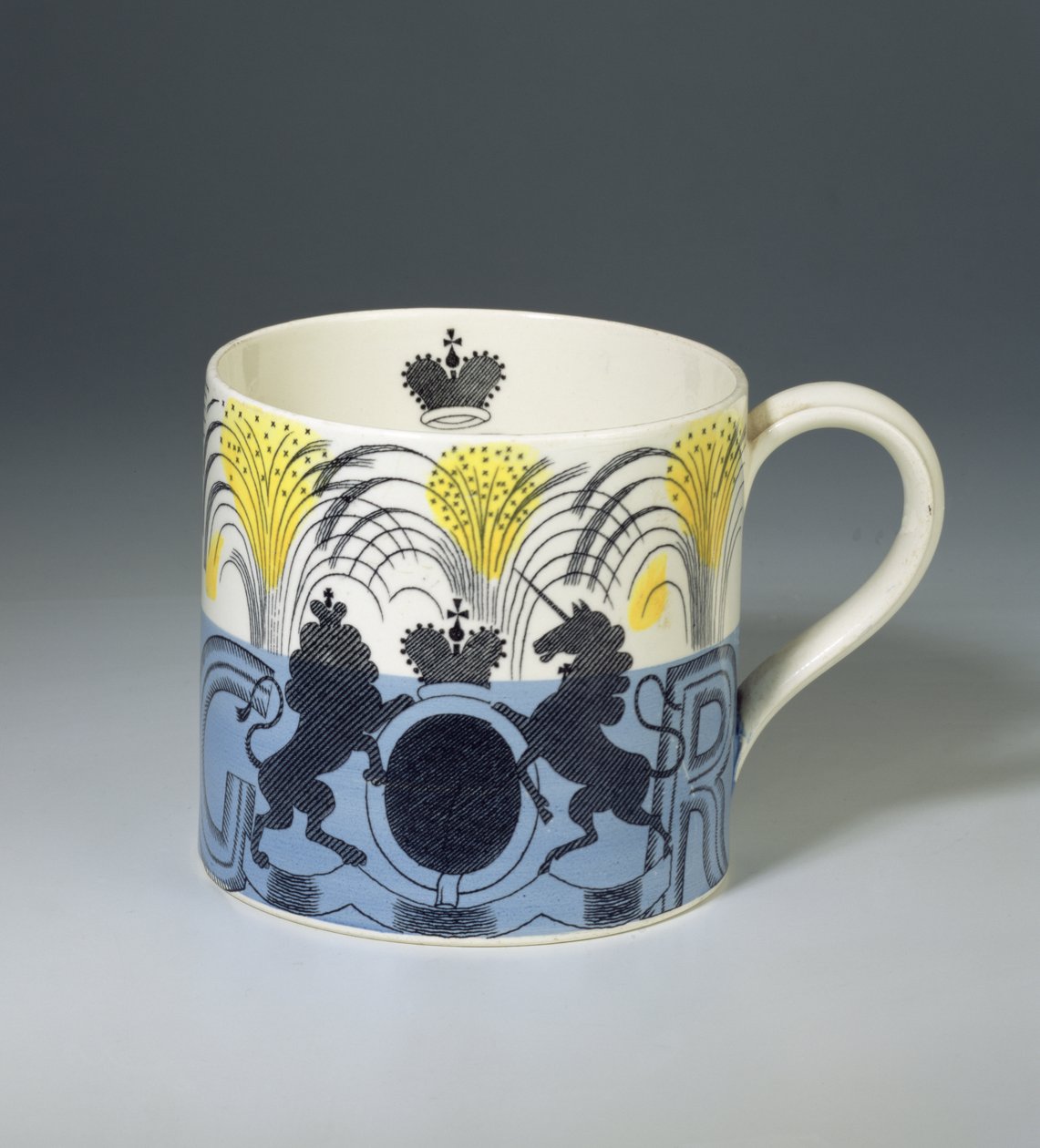King George VI Coronation Mug, fremstillet af Josiah Wedgwood & Sons, 1937 (lertøj med transfertrykt og malet mønster) af Eric Ravilious