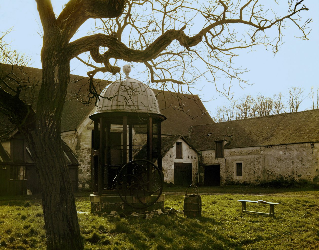 Gårdspladsen i Les Granges, Port Royal Des Champs, Frankrig (foto) af Erich Lessing