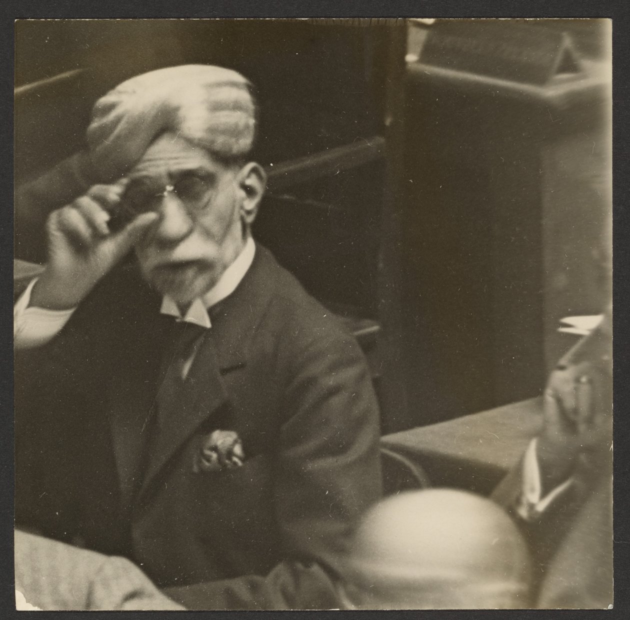 [Siddende mand med turban og mørke briller]. af Erich Salomon