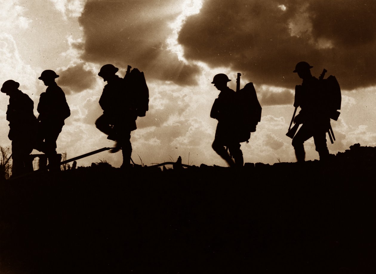 Mænd fra 8. bataljon, East Yorkshire Regiment går op til linjen nær Frezenberg under det tredje slag ved Ypres, 5. oktober 1917 af Ernest Brooks