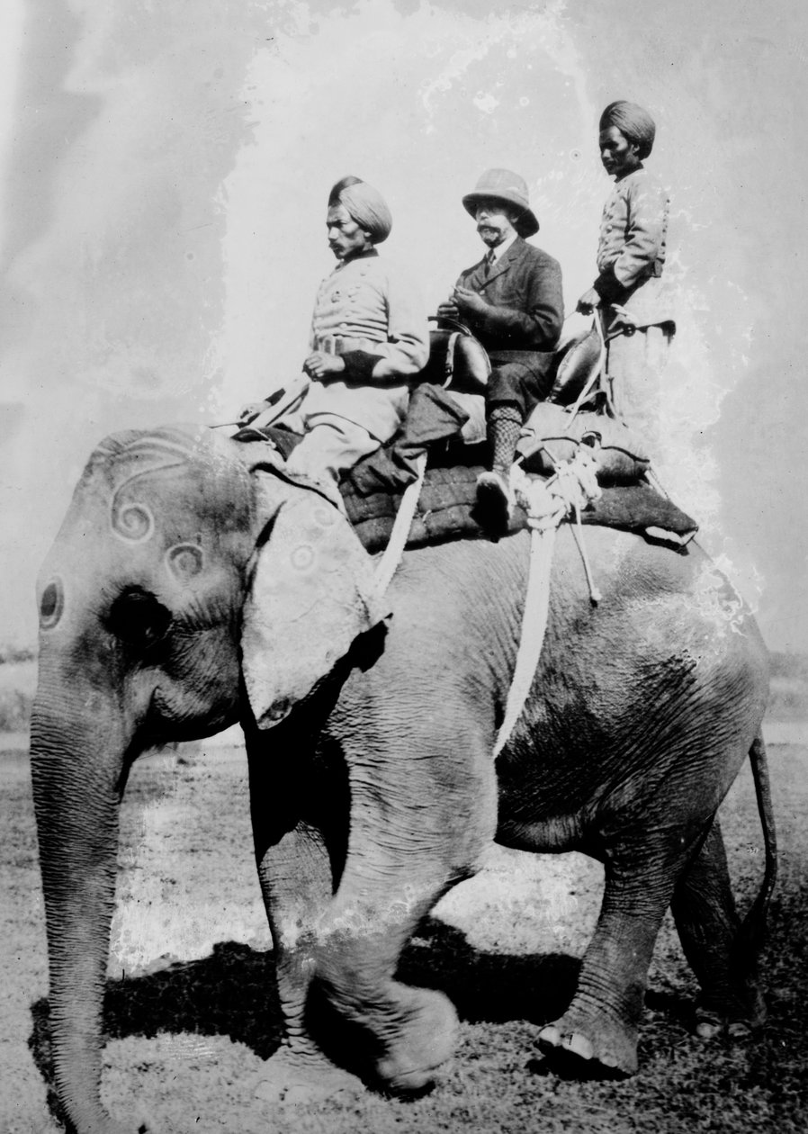 George V (1865-1936) konge af Storbritannien fra 1936. rider på en elefant på en jagttur i Nepal, december 1911, mens han er i Indien for at blive indsat som konge-kejser af Indien. af Ernest Brooks
