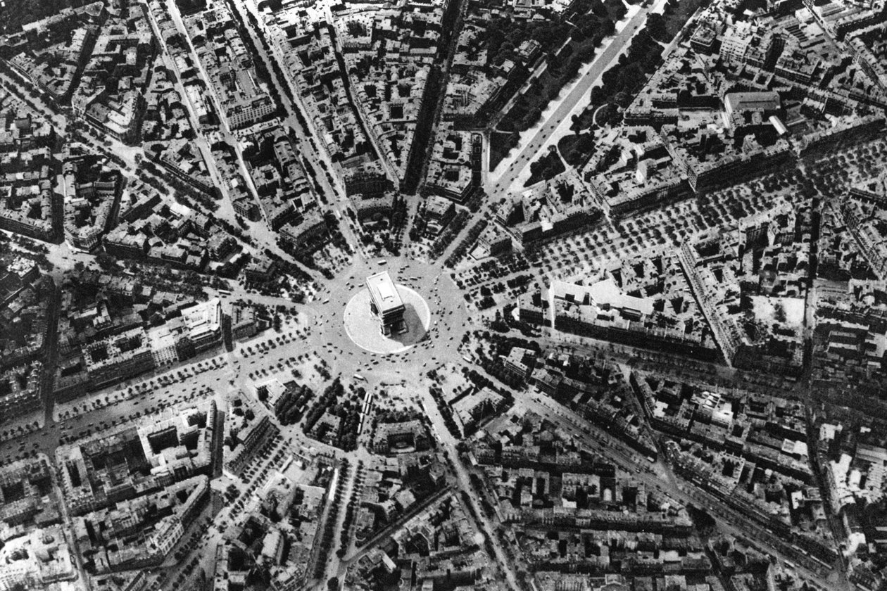 Et fugleperspektiv af Place de LEtoile og Triumfbuen, Paris, 1931 af Ernest Flammarion