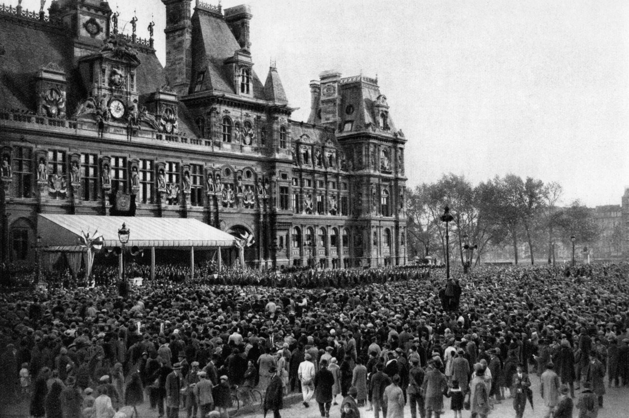 Folkemængde foran rådhuset på en receptionsdag, Paris, 1931 af Ernest Flammarion