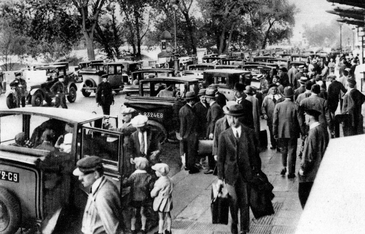 Folkemængder foran stationen, Orsay, Paris, 1931 af Ernest Flammarion