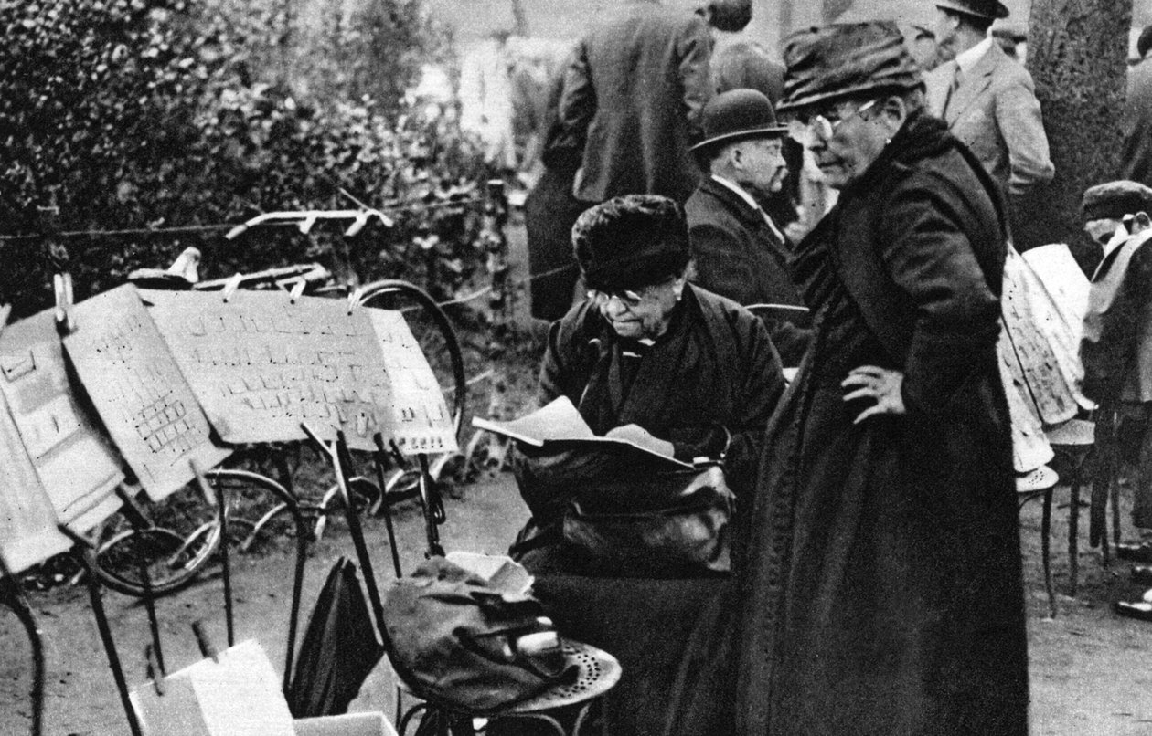 Frimærkesælgere på Champs Elysees, Paris, 1931. af Ernest Flammarion