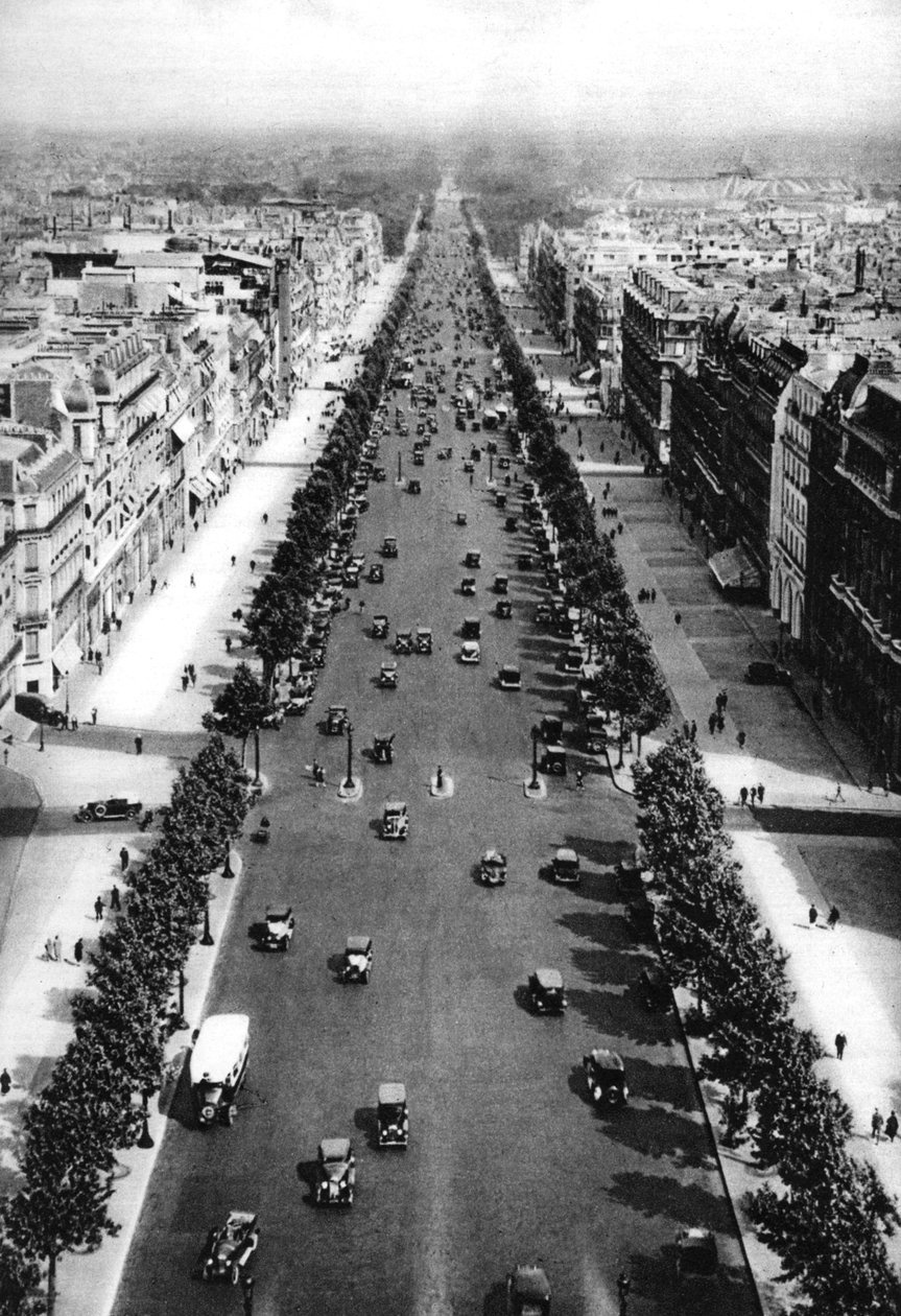 Udsigt over Avenue des Champs Elysees, Paris, 1931. af Ernest Flammarion