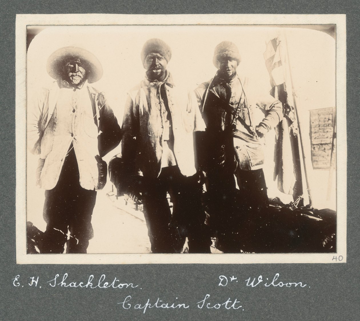 Et gruppefoto af Shackleton, kaptajn Scott og dr. Wilson på vej tilbage til Discovery efter forsøget på at nå Sydpolen. Fra Sir Ernest Henry Shackletons album med titlen National Antarctic Expedition (1901-1903). af Ernest Henry Shackleton
