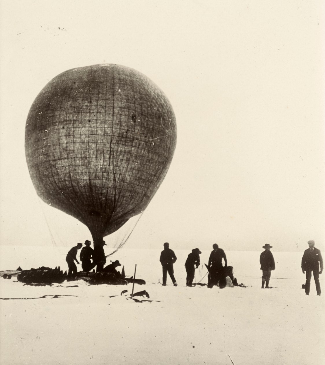 Et billede af kogalskabsballonen, der bliver pustet op med brint på isen. Fra album af Sir Ernest Henry Shackleton med titlen National Antarctic Expedition (1901-1903). af Ernest Henry Shackleton