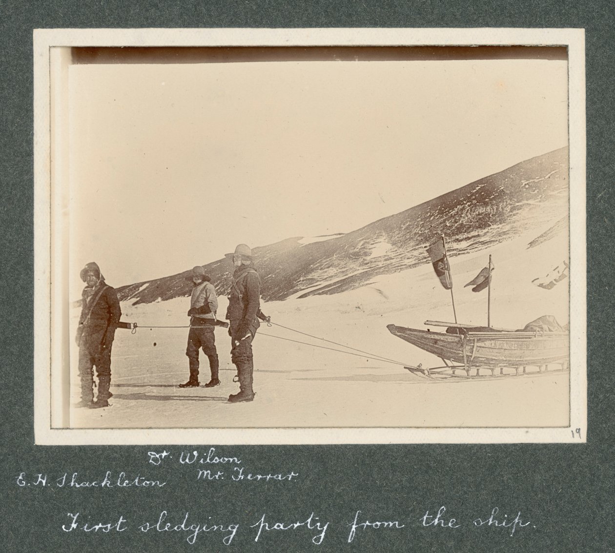 E H Shackleton, Dr. Edward Wilson og Hartley Ferrar (geologen) i seletøjet til slæden. Fra album af Sir Ernest Henry Shackleton med titlen National Antarctic Expedition (1901-1903). af Ernest Henry Shackleton