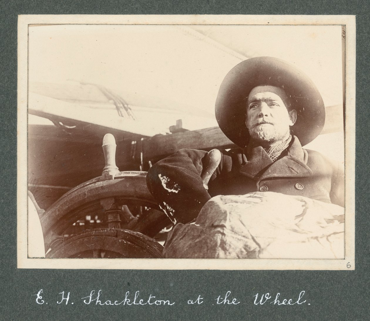 E H Shackleton står ved hjulet på 