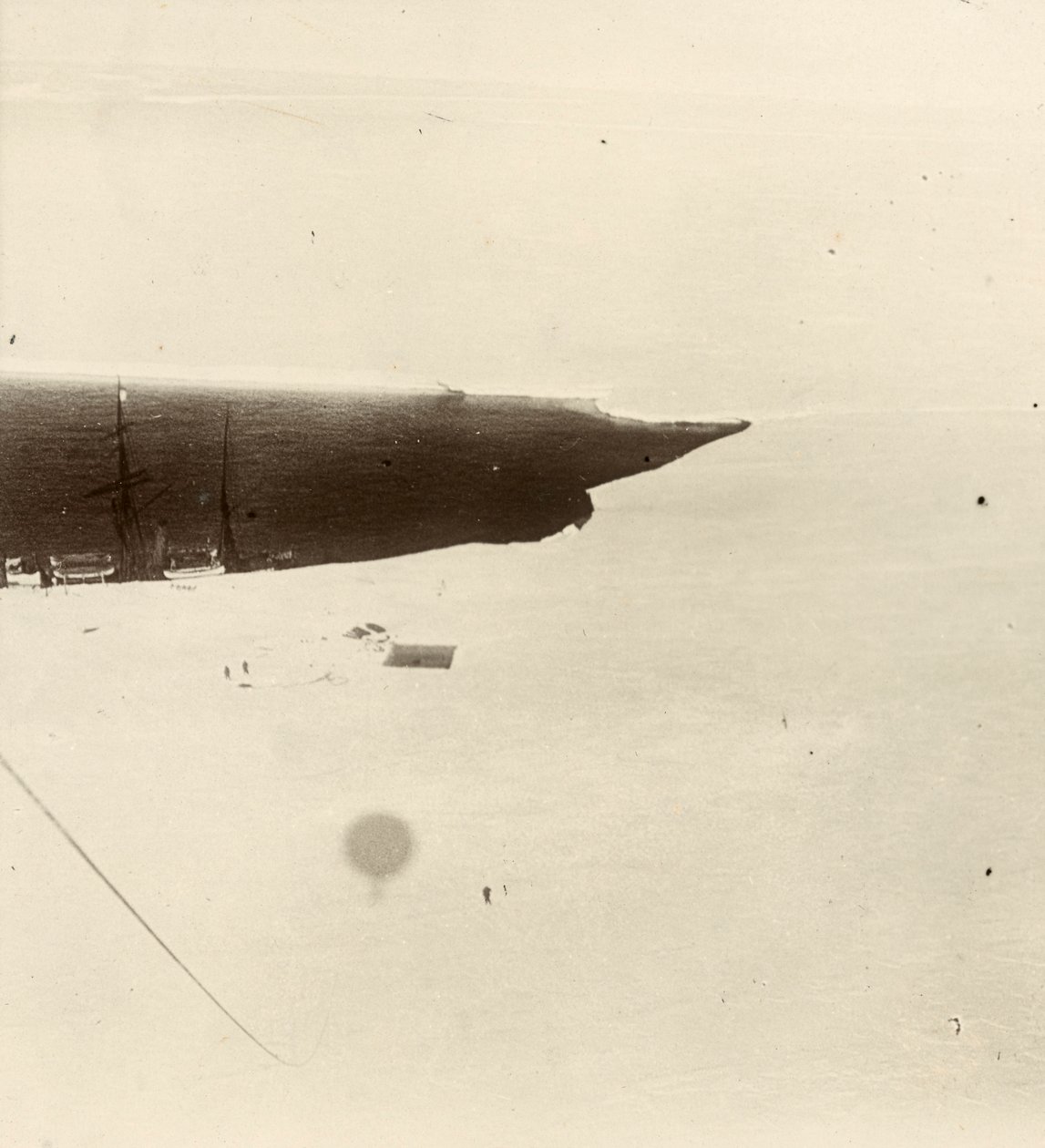 Kigger ned på plateauet fra ballonen. Fra Sir Ernest Henry Shackletons album med titlen National Antarctic Expedition (1901-1903). af Ernest Henry Shackleton