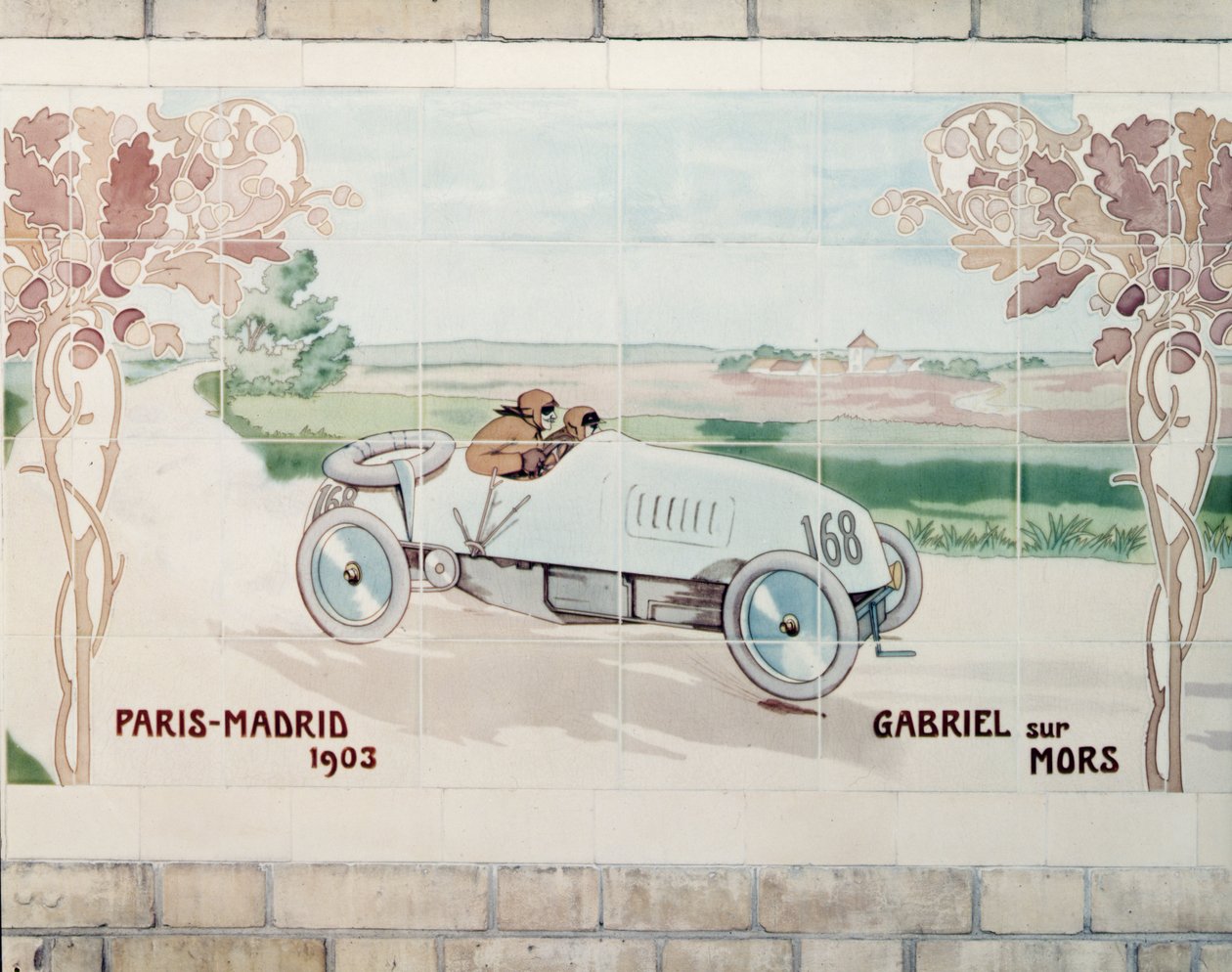 Gabriel kører en Mors-bil i løbet Paris-Madrid i 1903, kendt som The Race of Death: keramiske fliser fremstillet af Gilardoni Fils et Cie i Paris, efter en tegning af Ernest Montaut (1878-1909). af Ernest Montaut