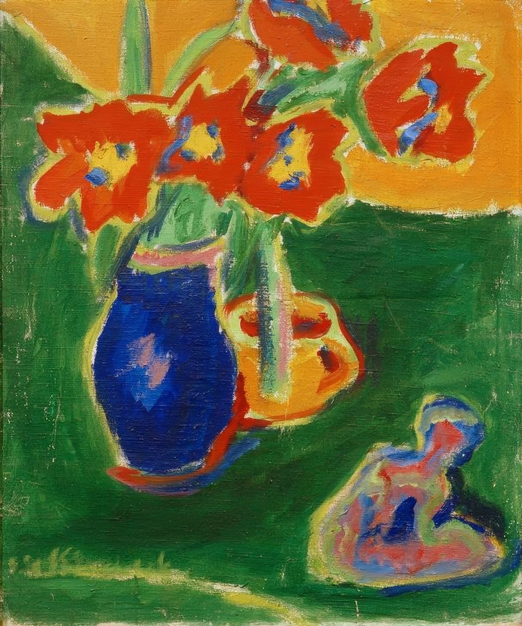 Røde tulipaner i blå vase med skulptur af Ernst Ludwig Kirchner