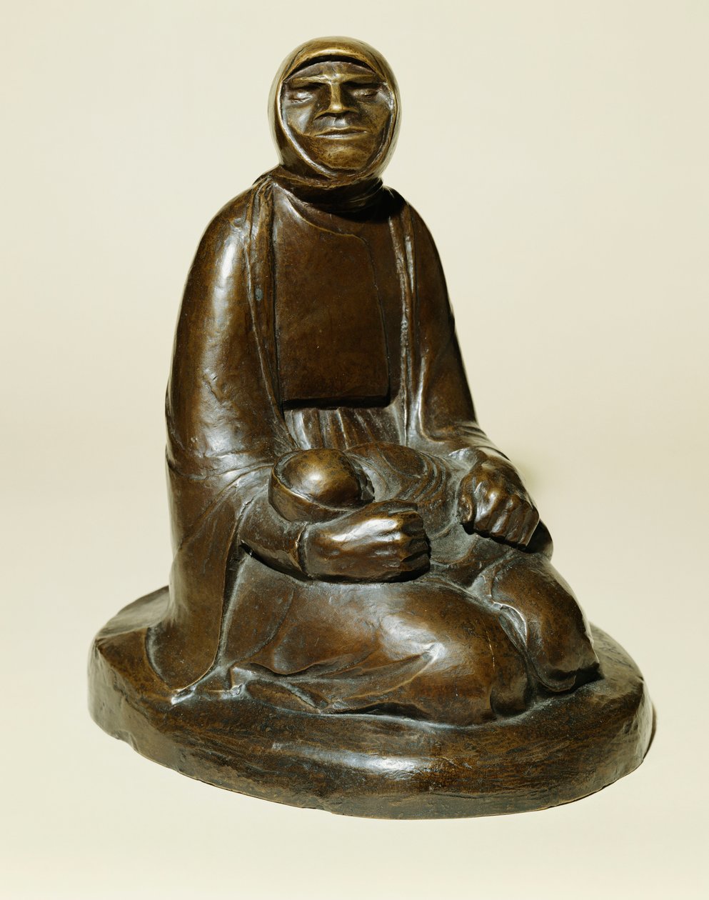 Beggar Woman with a Child (Blind Beggar with a Child); Bettlerin mit Kind (Blinde Bettlerin mit Kind), undfanget i 1907 og støbt i 1930 (bronze med brun patina) af Ernst Barlach