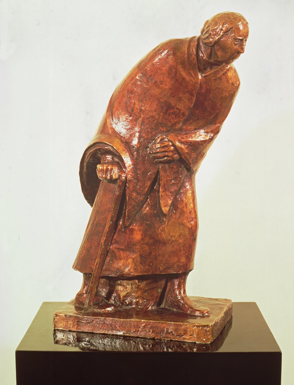 Gammel kvinde med en spadserstok, 1913 (bronze) af Ernst Barlach