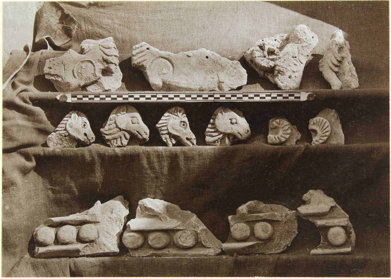Udgravning af Samarra (Irak): Fragmenter af en frise med kamelfigurer, fra kalifens palads (Dar al-Khilafa, Jawsaq al-Khaqani, Bayt al-Khalifah), Lille Serdab, ca. 1911-13 (s/h) Foto) af Ernst Herzfeld