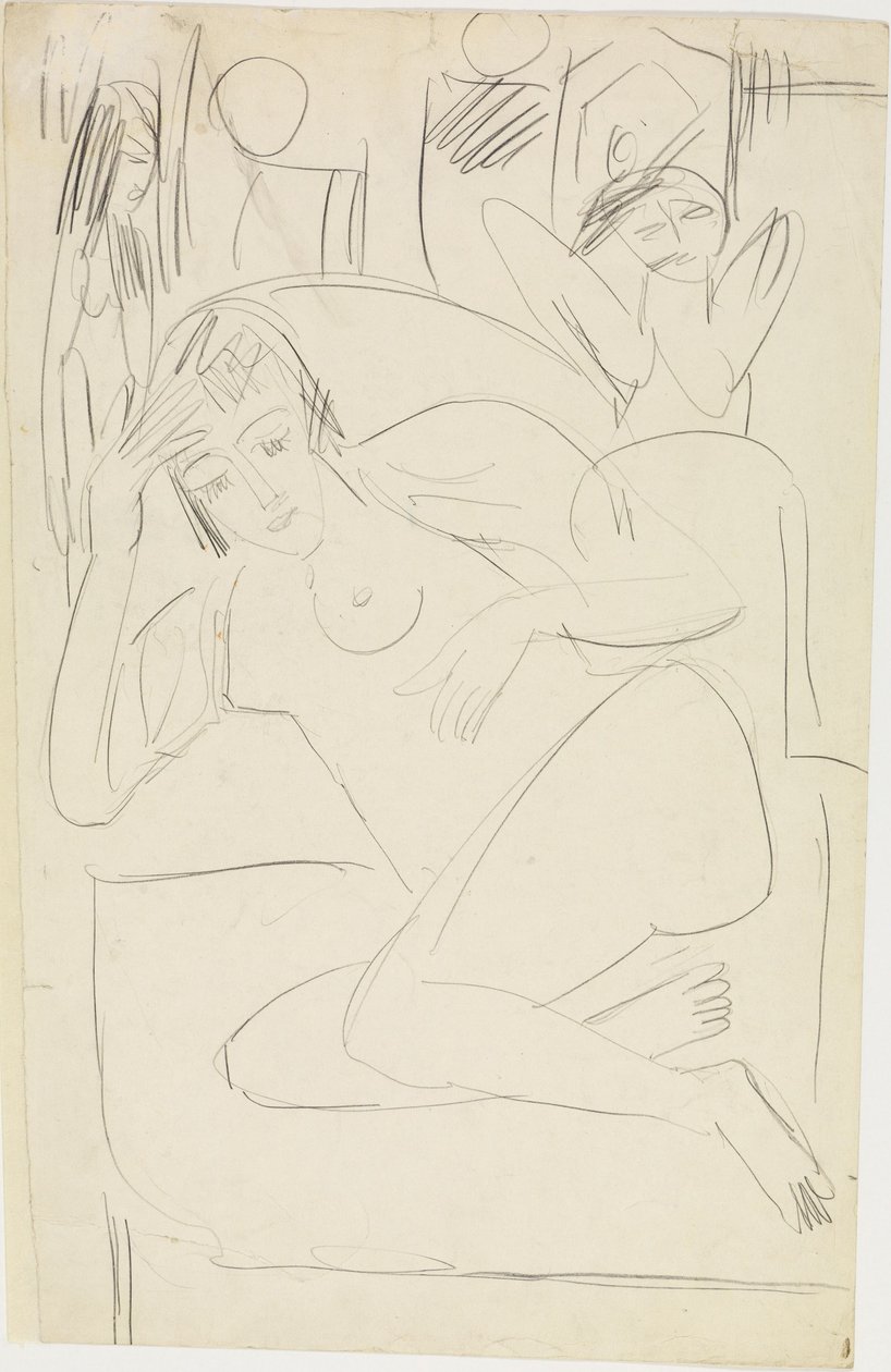 Kvindelig akt, der sidder sammenkrøbet i en lænestol sammen med træfigurer af Ernst Ludwig Kirchner