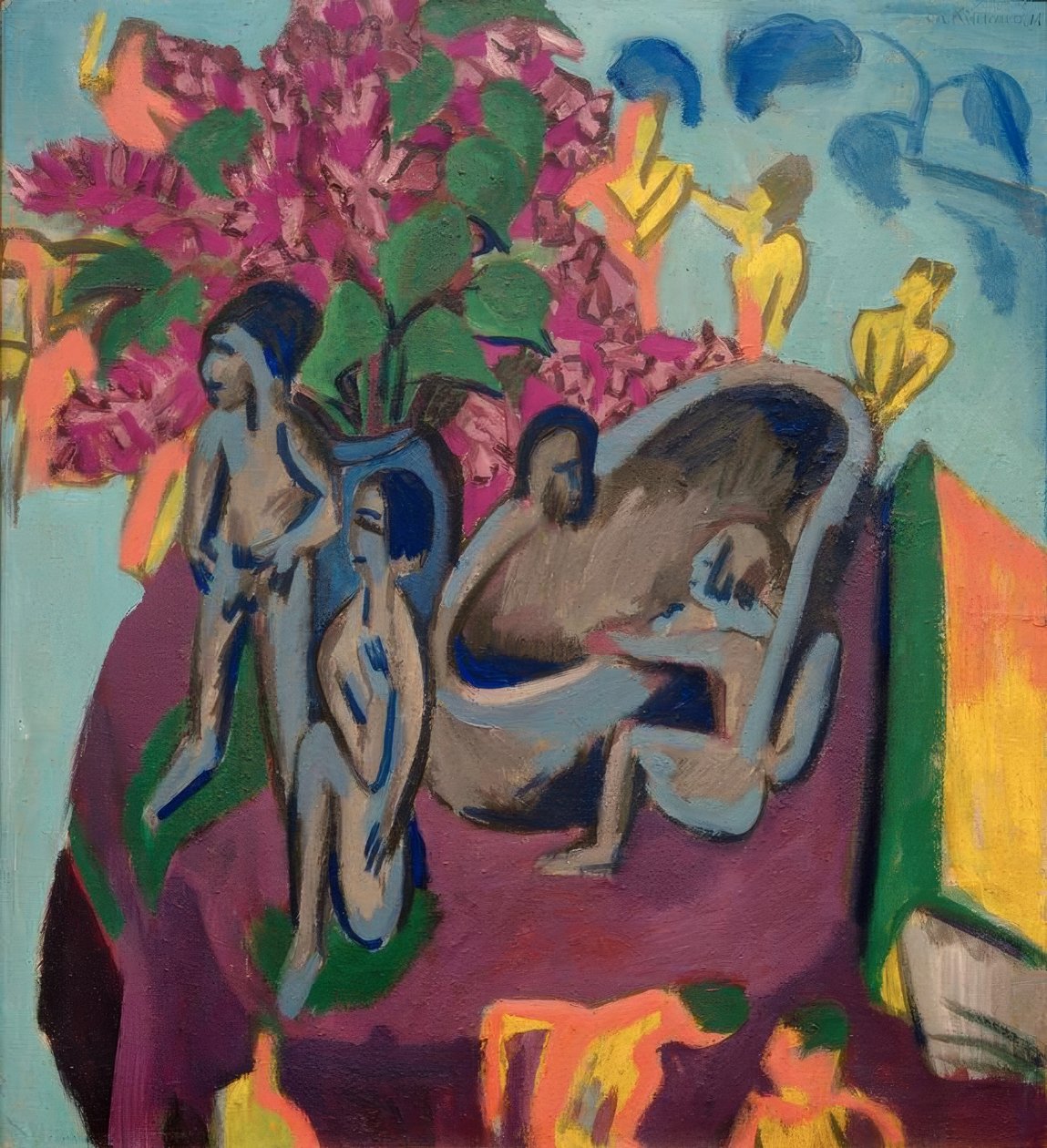 Stilleben med skulpturer og blomster af Ernst Ludwig Kirchner