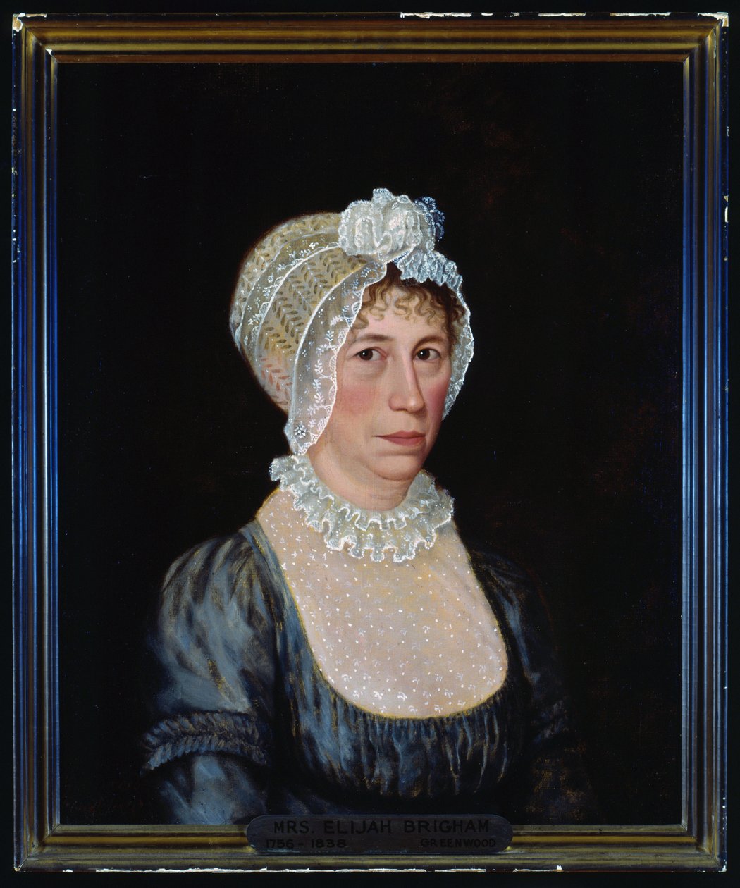Halvlange portræt af Sarah Ward Brigham iført en kjole med lav snit med blondedetaljer og en blonderhætte. af Ethan Allen Greenwood