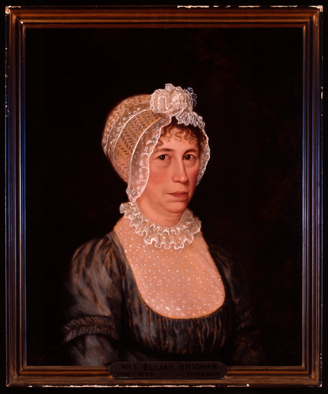 Halvlangt portræt af Sarah Ward Brigham iført en lavt skåret kjole med blonde detaljer og en blondehætte af Ethan Allen Greenwood
