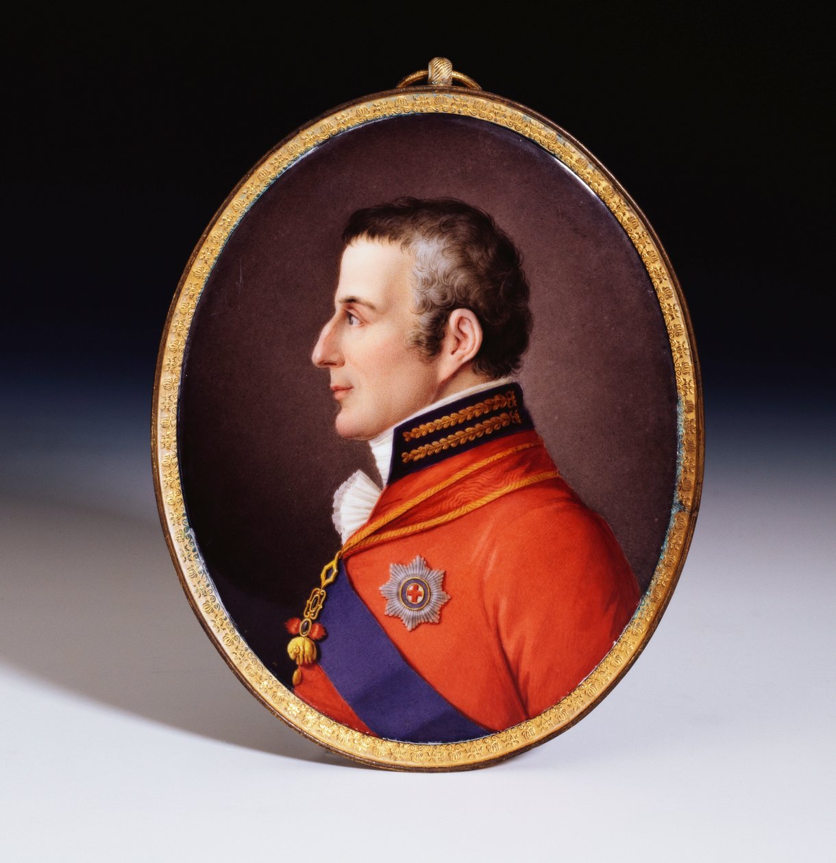 En uregistreret Sevres-dateret oval portrætplade af hertugen af Wellington (1769-1852), i fuld uniform, iført Det Gyldne Fleece-orden og stjerne og skærf af strømpebåndsordenen af Etienne Charles Leguay