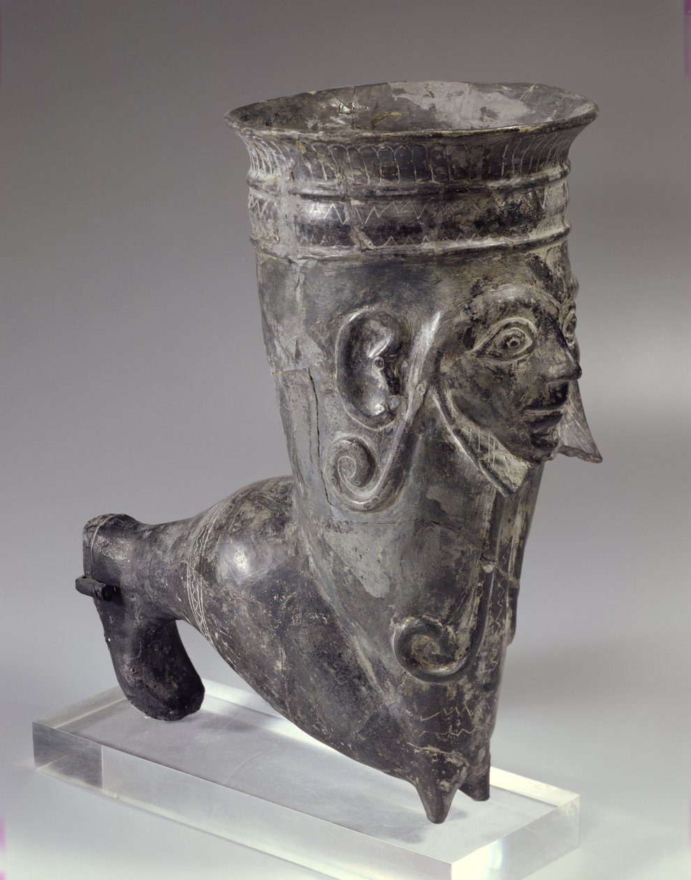Bucchero kar i form af et ben med skulptureret ansigt, etruskisk periode, 2. halvdel af 6. århundrede f.Kr. (keramik) af Etruscan