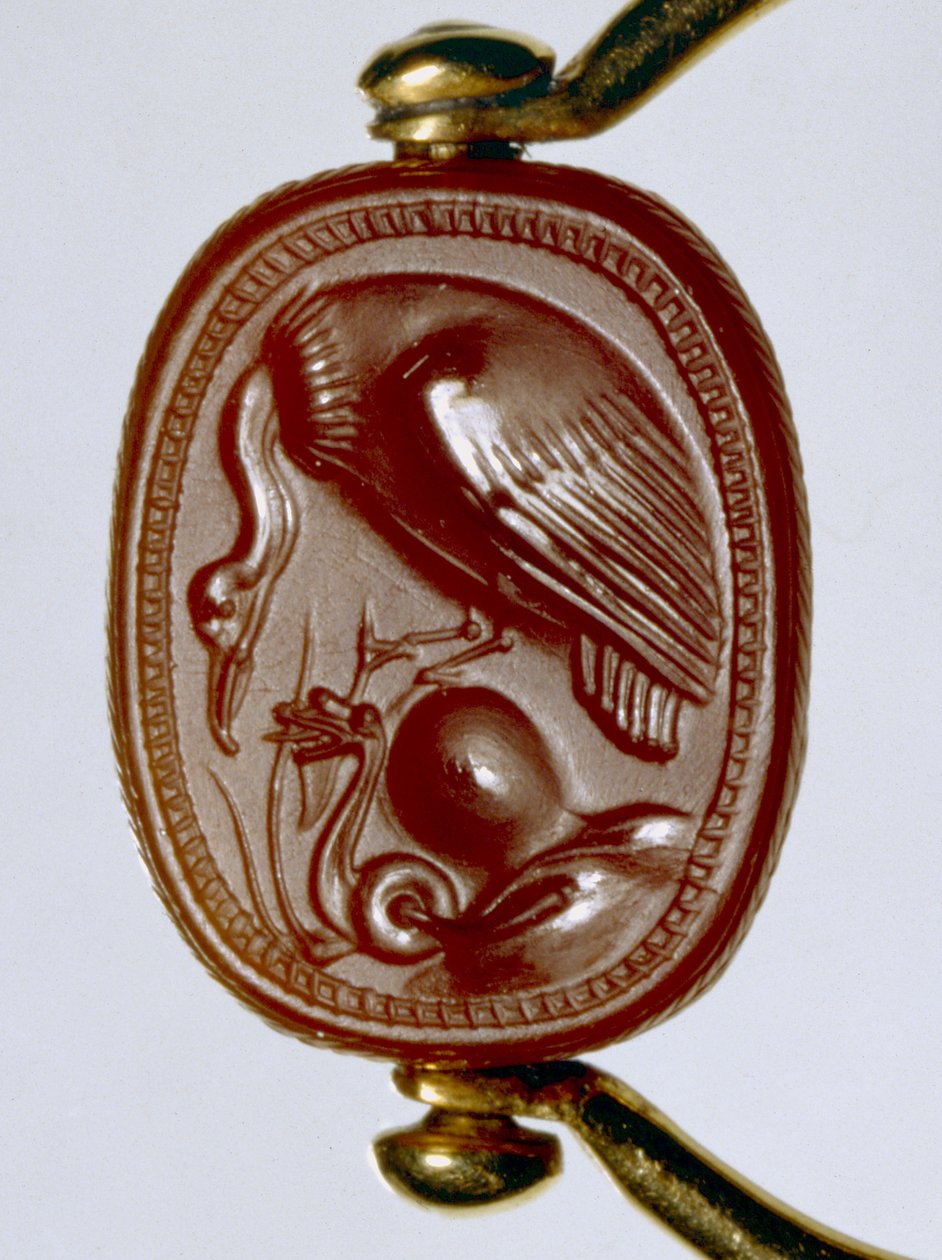 Etruskisk guldring med karneol scarabee som bezel, der forestiller en grib, der truer en oprullet slange (guld og karneol) af Etruscan