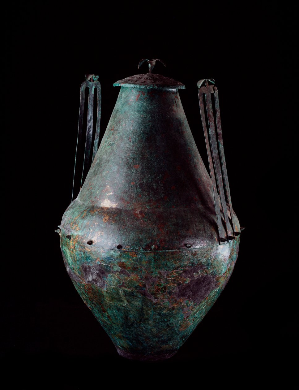 Etruskisk civilisation: bikonisk bronzevase med dobbelt håndtag og låg fra bronzetankens grav i Vulci, 680-670 f.Kr. af Etruscan