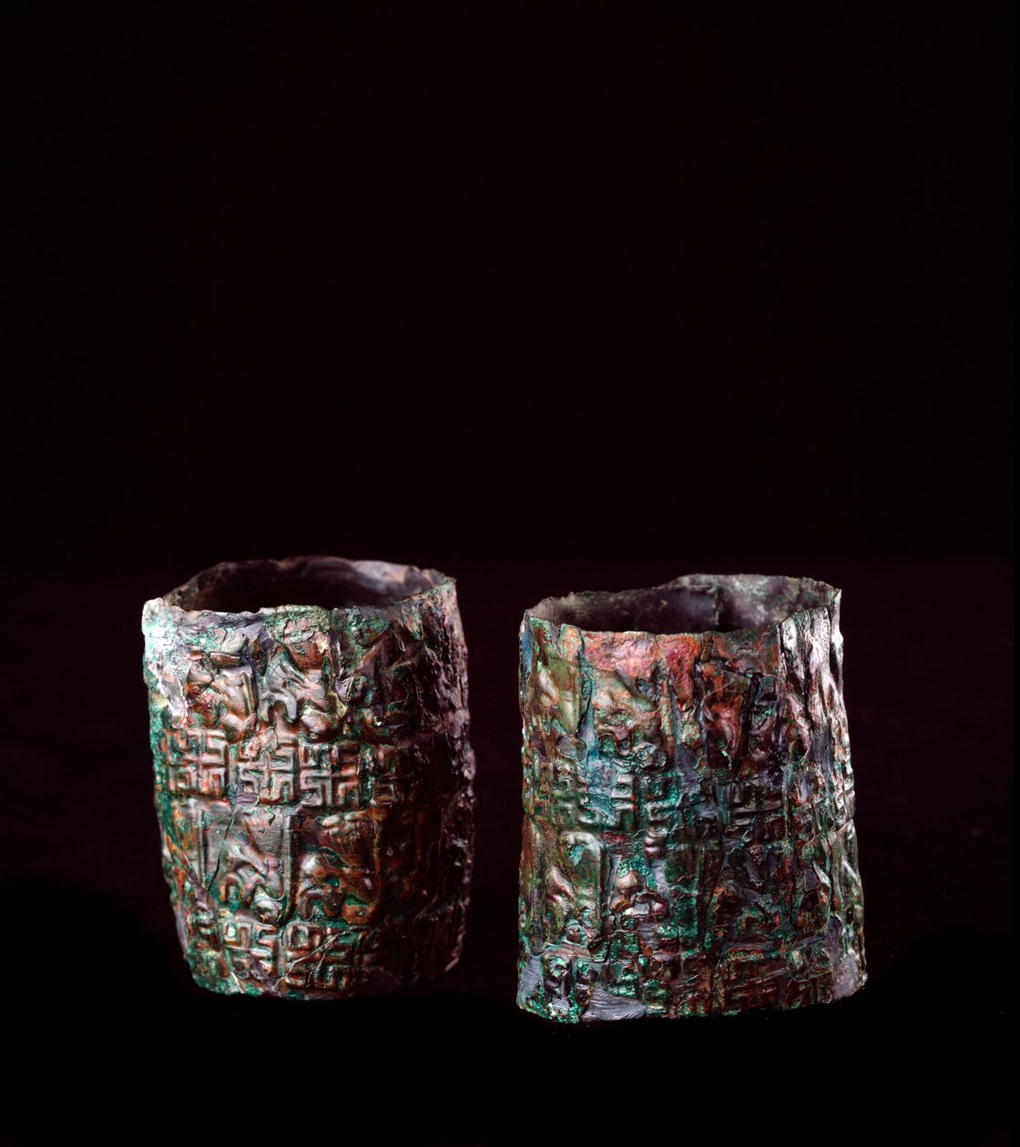 Etruskisk civilisation: armbånd dekoreret i bronze fra bronzetankens grav i Vulci, 680-670 f.Kr. af Etruscan