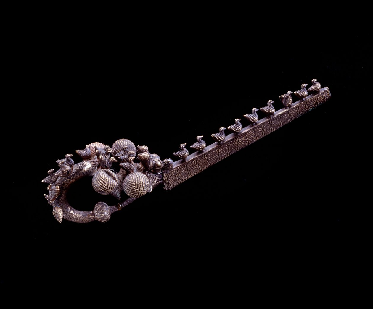 Etruskisk civilisation: sølvdragefibule fra nekropolis Banditella, Marsigliana d"Albegna, Italien, 675-650 f.Kr. af Etruscan